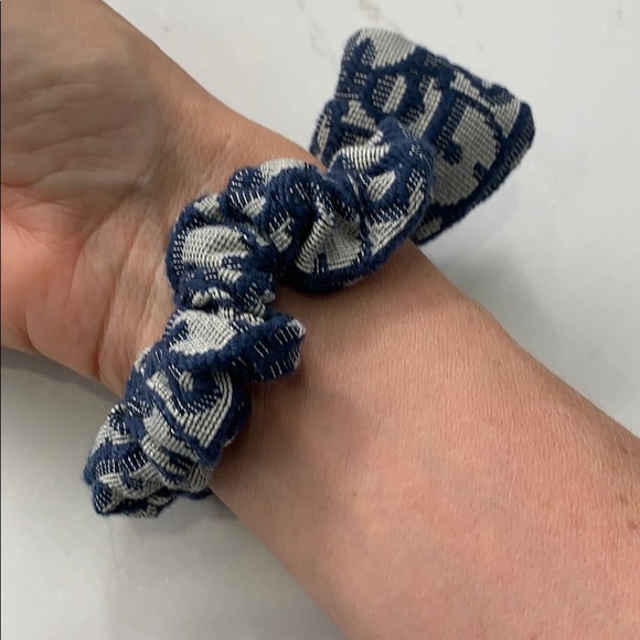 Adorable scrunchie inspired - Picture 3 of 3